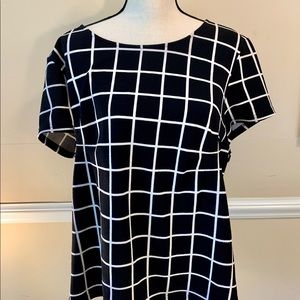Roz & Ali Black & White short sleeve blouse XL